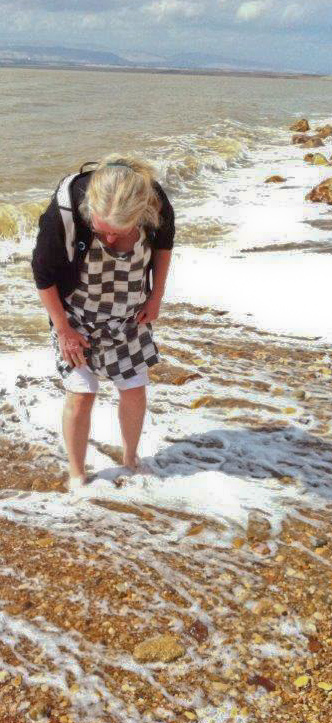 Ninna Edgardh, standing barefoot by the ocean.